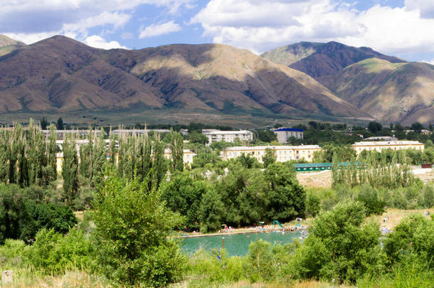 哈萨克斯坦的一座城市，位于美丽的山脚下
