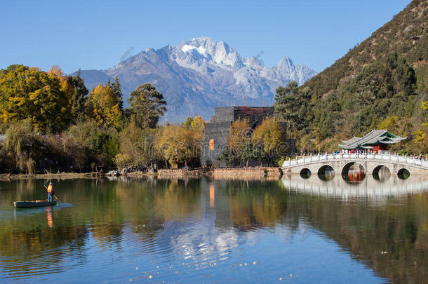 云南丽江黑龙潭玉龙雪山，