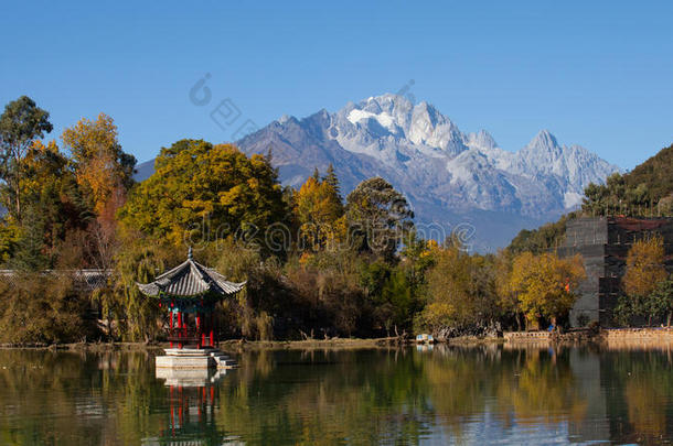 云南丽江黑龙潭玉龙雪山，