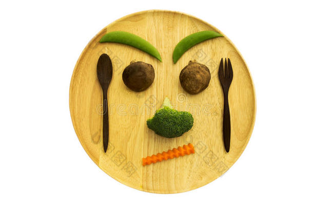 混合蔬菜，蘑菇，胡萝卜，西兰花，豆类和木制用具的脸