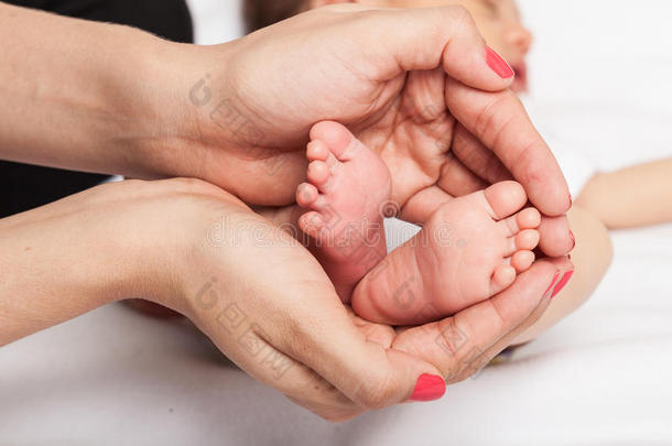 婴儿的脚在母亲的<strong>手中</strong>，婴儿的脚在母亲的<strong>手中</strong>