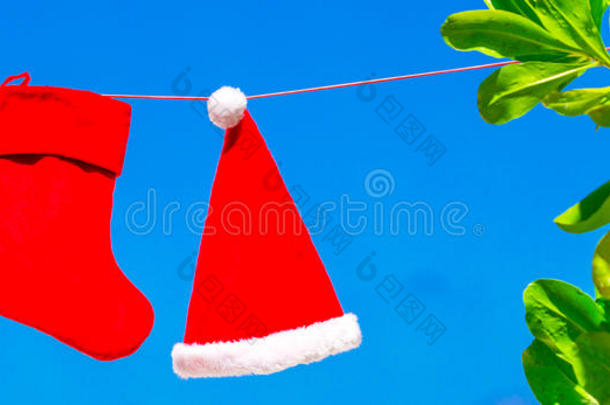 圣诞节概念：圣诞老人帽子和袜子