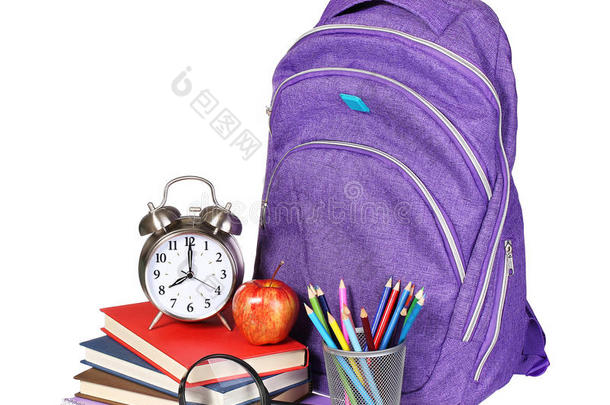 书籍，苹果，背包，闹钟和铅笔隔离