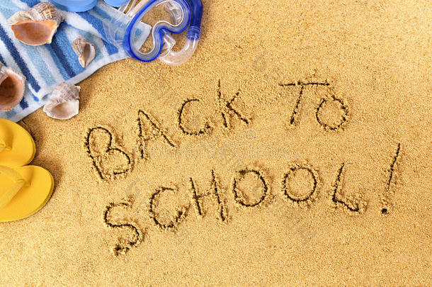 回到学校的信息写在海滩沙滩上，结束暑假的概念