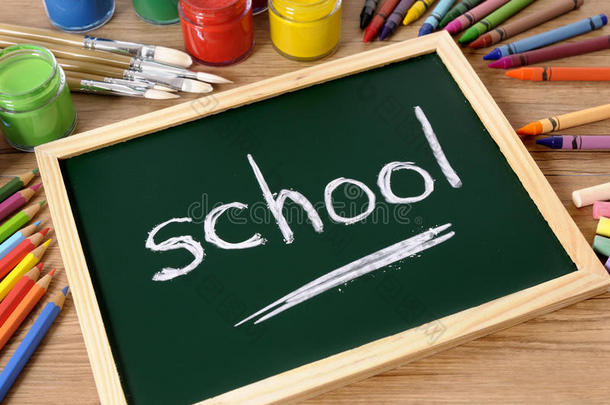 回到学校，用粉笔写在黑板、教室、桌子上的单词