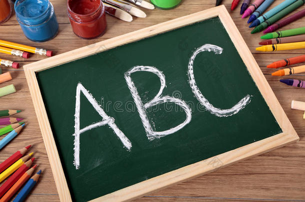 在黑板上写的ABC简单字母，阅读写作概念