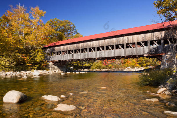 覆盖桥梁，河流和秋天树叶，<strong>斯</strong>威夫特河，nh，美国