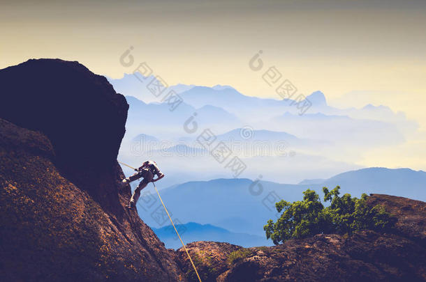 登山者对抗山谷