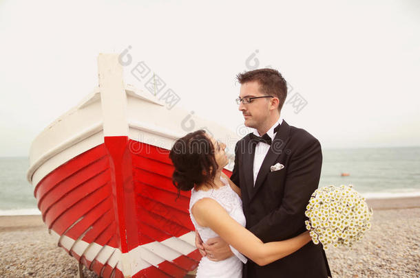 新郎和新娘靠近一艘<strong>红船</strong>