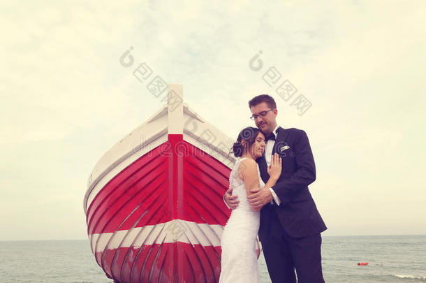 新郎和新娘靠近一艘红船