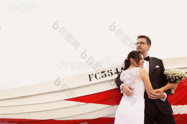 新郎和新娘靠近一艘<strong>红船</strong>