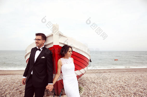 新郎和新娘在岸边靠近一艘红船