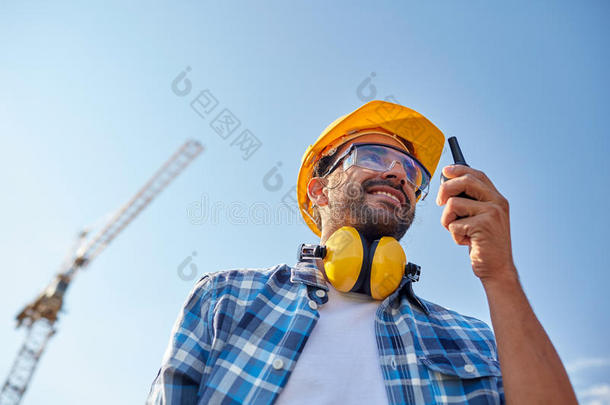 建筑工人戴着安全帽和对讲机