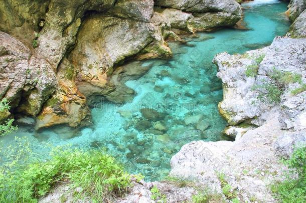 阿尔卑斯山蓝色翡翠的峡谷朱利安