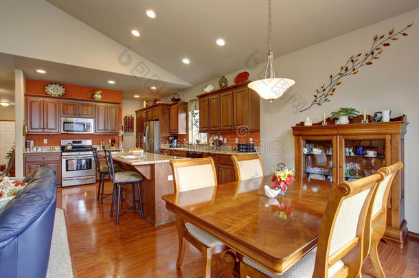 美国传统厨房，有光滑的硬木地板。