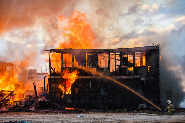 <strong>消防</strong>队员扑灭着火的房子