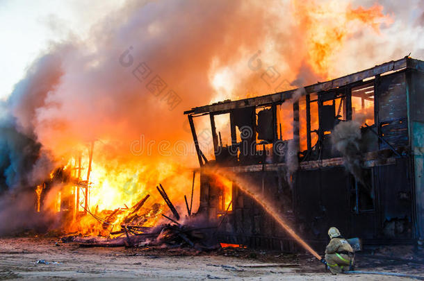 消防队员扑灭着火的房子