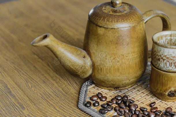 咖啡豆和咖啡杯设置在木制背景上。 复<strong>古风</strong>格。 （软焦<strong>点</strong>）