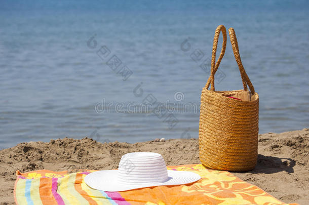 沙滩上的帽子包和毛巾