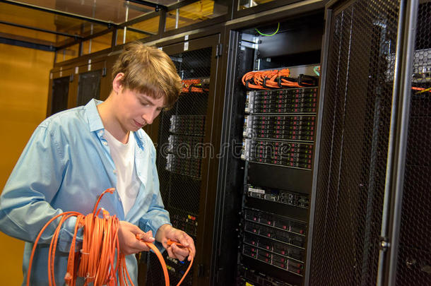 数据中心工程师卷起网络电缆