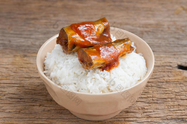 烤鲭鱼与番茄酱在大米传统泰国风格