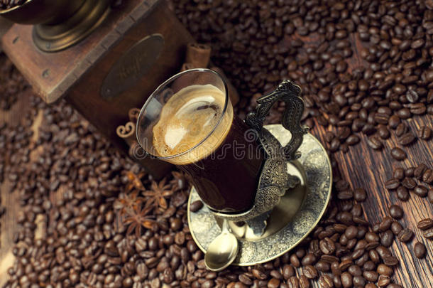 咖啡杯和豆子，旧咖啡磨床