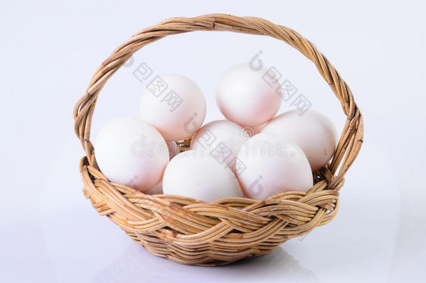 新鲜的，白色背景下篮子里的鸡蛋