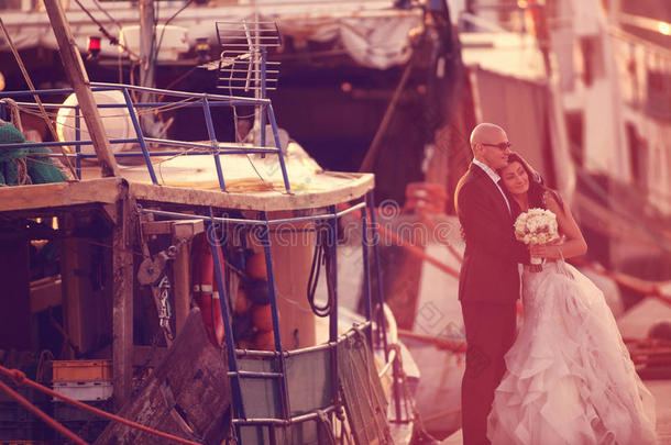 新郎和新娘在海港的船上