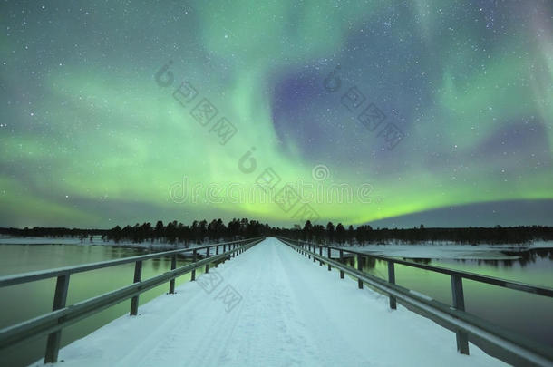北极光在冬天的一座桥上，芬兰拉普兰