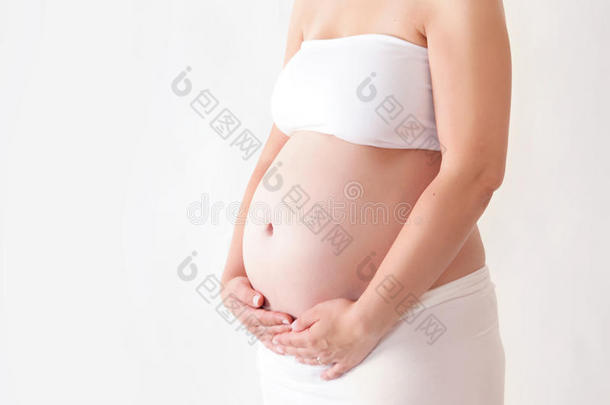 在白色背景下的孕妇肚子，