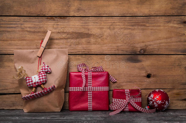 <strong>古典</strong>的<strong>红色</strong>圣诞礼物用手工缝制的纸包裹