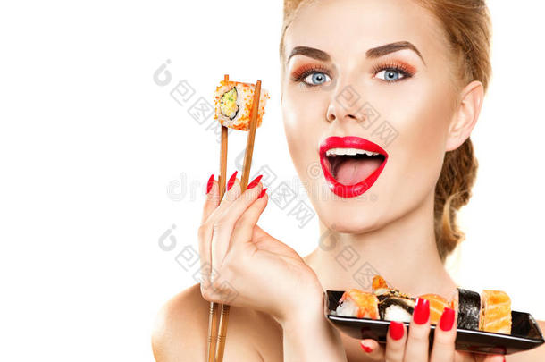美女模特女孩吃寿司卷