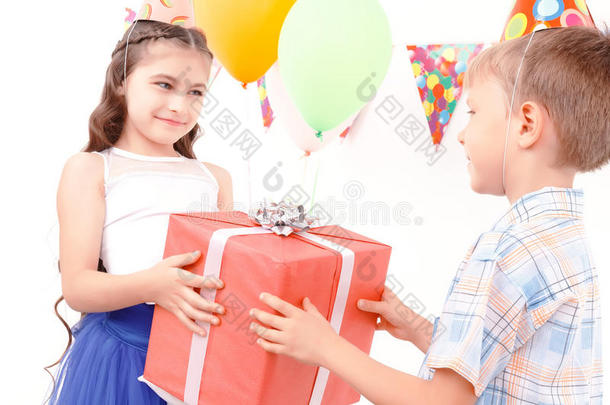 男孩和女孩互相赠送礼物