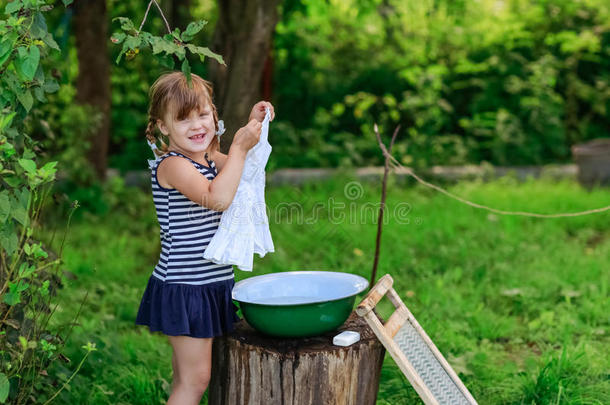 美女水桶白种人小孩儿童