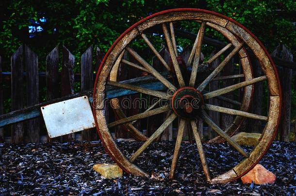老式木质马车轮