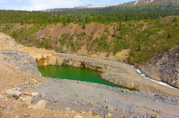 一个五颜六色的池塘留下后，广泛的金矿开采在育空
