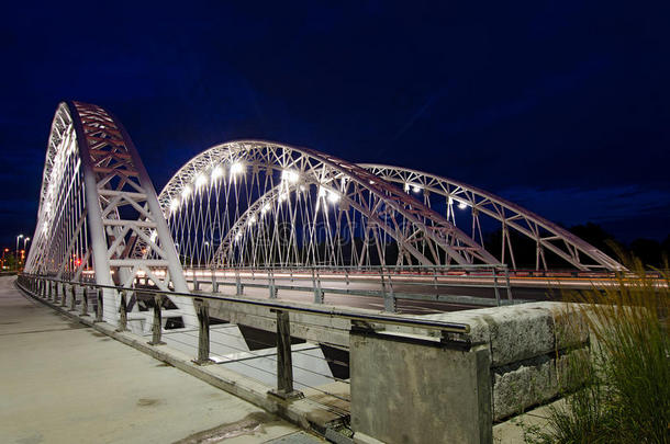 拱门阿姆斯特朗桥加拿大灯