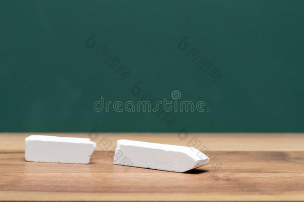 黑板前老师桌子上的破粉笔