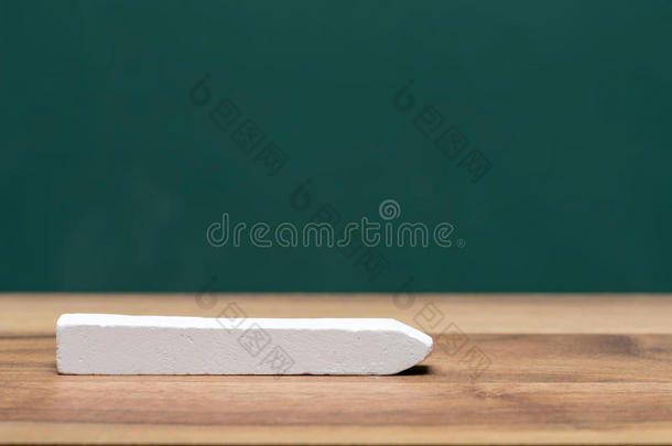黑板前教室桌子上的粉笔