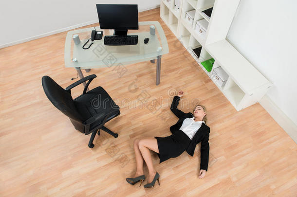 女商人在办公室晕倒了
