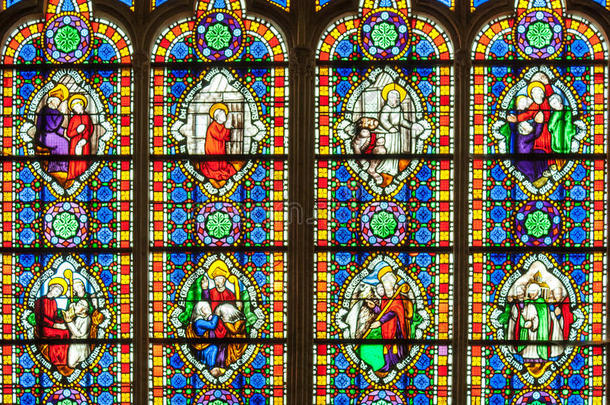 彩色彩色彩色玻璃窗与圣徒