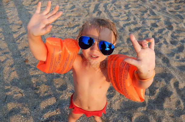 夏天海滩上戴太阳镜的有趣女孩