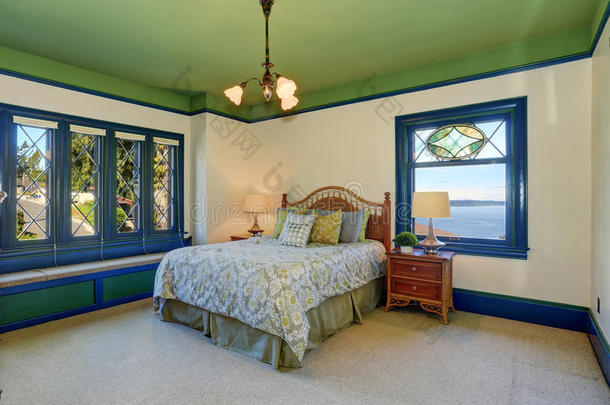 五颜六色的卧室绿色天花板。