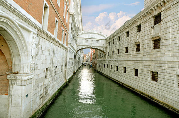贡多拉在小运河上，穿过意大利威尼斯著名的<strong>叹息</strong>桥(PonteDeiSospiri