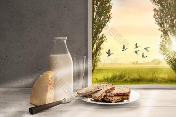 新鲜牛奶，奶油瓶，面包，橱窗里的奶酪