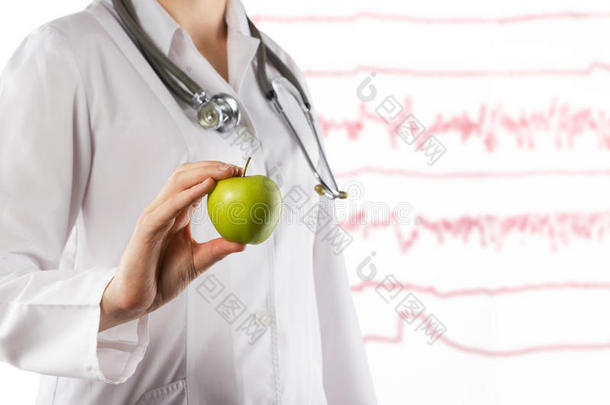 女医生手里拿着绿苹果。 近距离拍摄模糊的医疗背景。 医疗保健和医学的概念。 复制sp