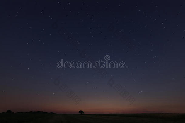 日落时美丽的星空