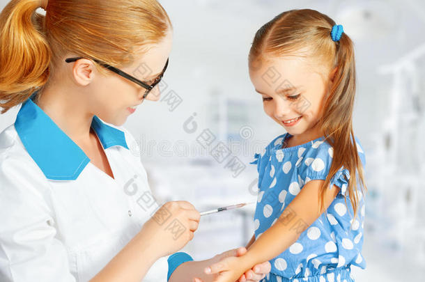 儿科医生让孩子接种疫苗