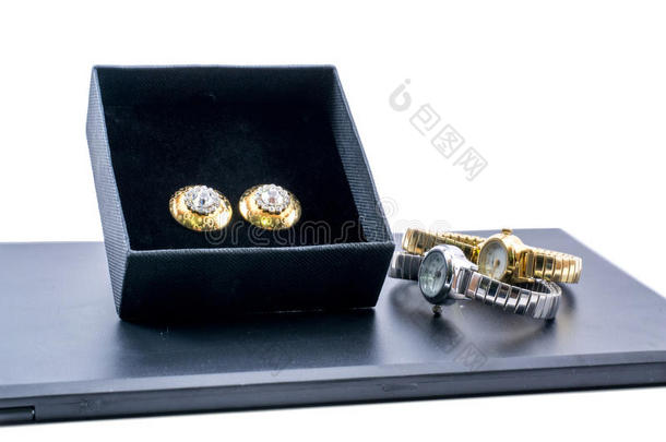 一个盒子和两只手表里漂亮的金色耳环