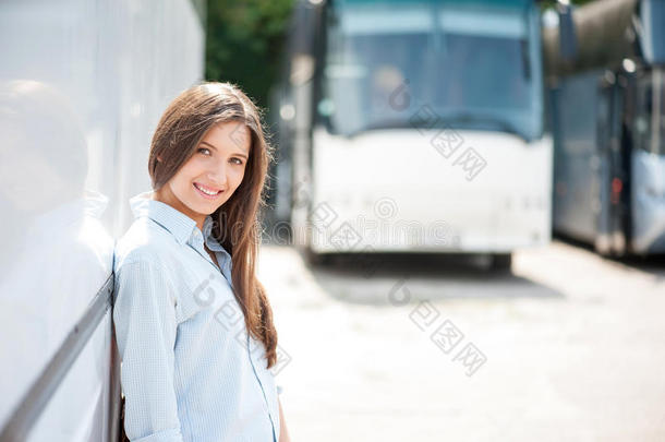 美丽的年轻女孩正在享受她的旅程
